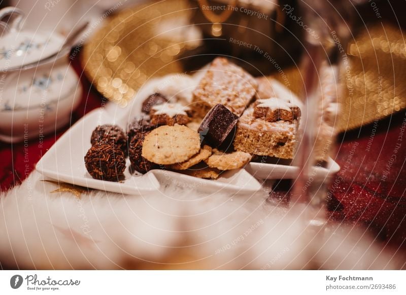 Teller voller Weihnachtsplätzchen gebacken Bäckerei Biskuit Kuchen Bonbon Feier Weihnachten Weihnachtstisch Konditorei Kontemplation Keks gemütlich Dekor