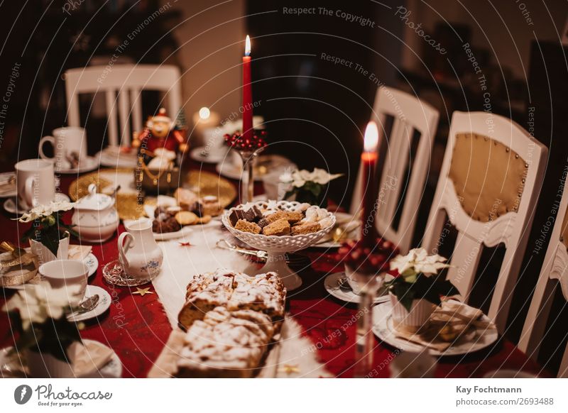 geschmückter Weihnachtstisch gebacken Bäckerei Biskuit Kuchen Kerzen Bonbon Feier Weihnachten Konditorei Kontemplation Keks gemütlich Dekor dekoriert