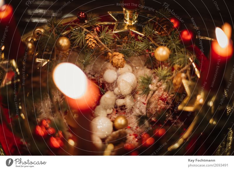brennende Kerzen und Weihnachtsschmuck Adventszeit Kunst atmosphärisch Hintergrund Hintergründe schön Niederlassungen Kerzenschein Feier Weihnachten