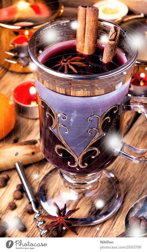 Glühwein im stilvollen Glas Wein Weinglas Zimt trinken Feiertag Weihnachten heiß Getränk Anis warm überdacht Gewürz Winter orange Bowle Alkohol Tasse