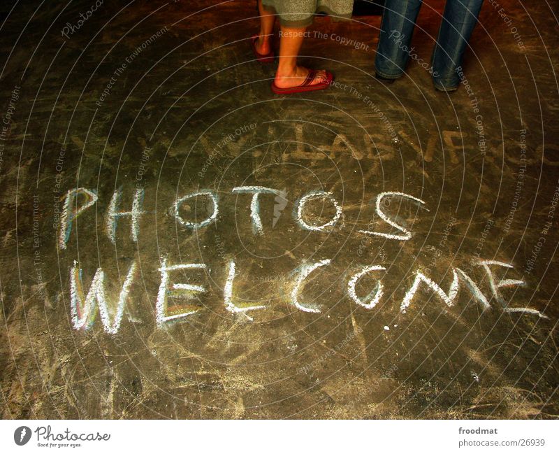 PHOTOS WELCOME dreckig Fotografie Willkommen Einladung auffordern Kritzelei Kunst Medien Kreide Bodenbelag Tacheles Schriftzeichen