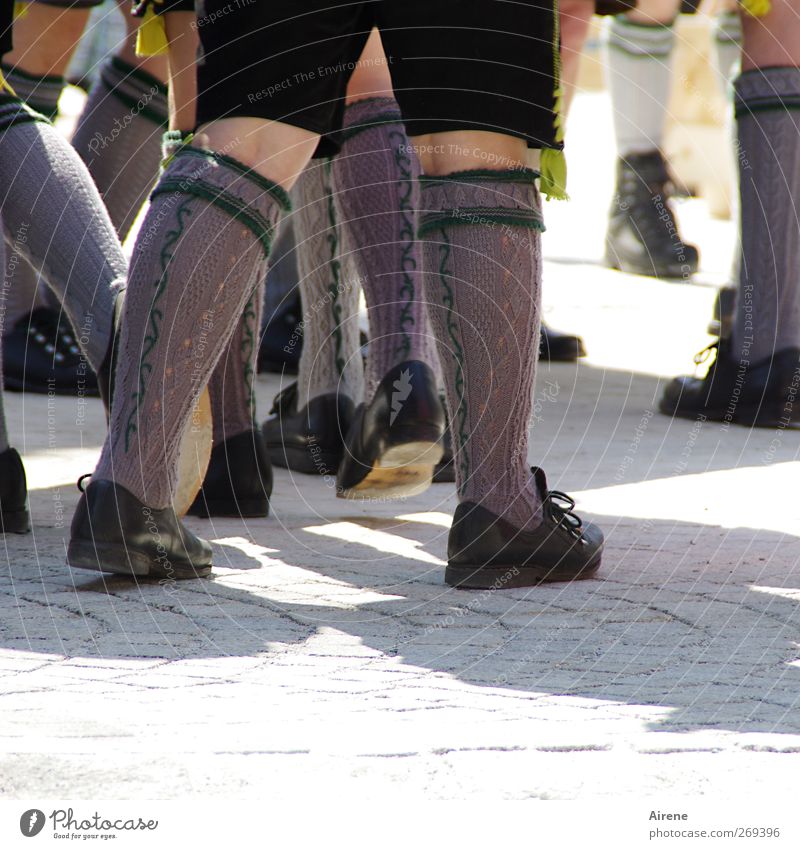 stramme Wadeln Feste & Feiern Jahrmarkt Frühlingsfest Trachtenzug Mensch maskulin Mann Erwachsene Beine Fuß Menschengruppe Bekleidung Strümpfe Krachlederne