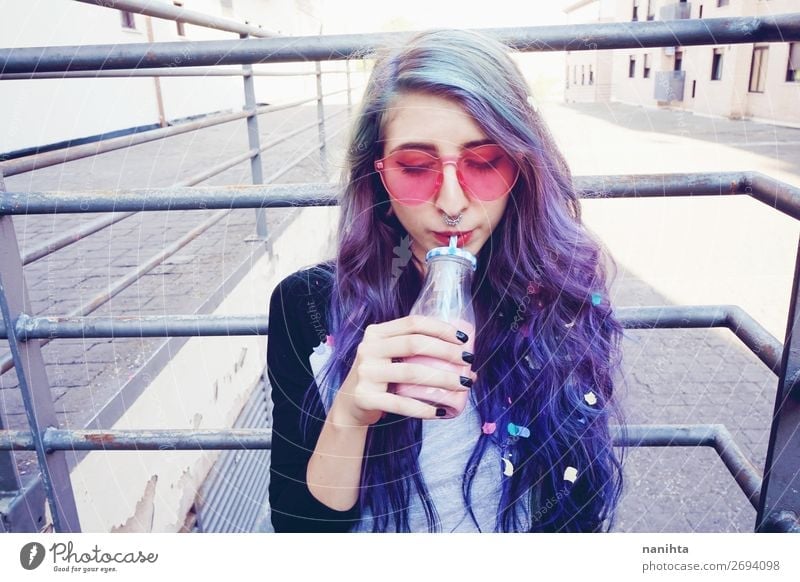 Glücklicher, schöner Teenager mit rosa Sonnenbrille Getränk trinken Erfrischungsgetränk Flasche Lifestyle Stil Sinnesorgane Sommer Mensch feminin Junge Frau