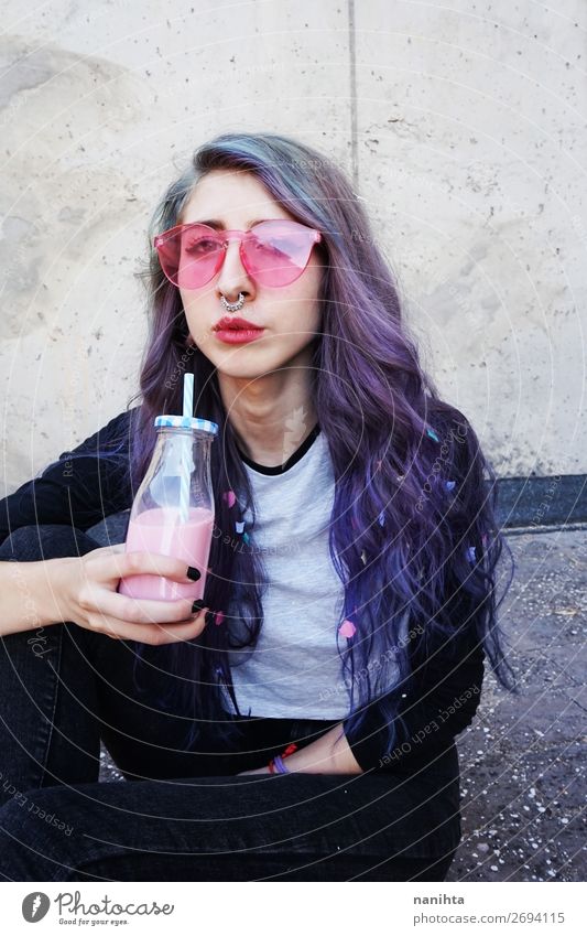 Glücklicher, schöner Teenager mit rosa Sonnenbrille Getränk Flasche Lifestyle Stil Sommer Mensch feminin Junge Frau Jugendliche Erwachsene 1 13-18 Jahre Punk