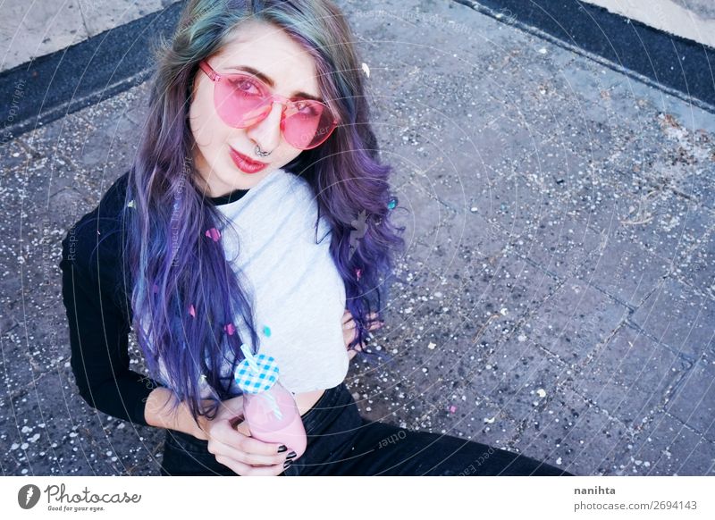 Glücklicher, schöner Teenager mit rosa Sonnenbrille Getränk Flasche Lifestyle Stil Sommer Party Veranstaltung Feste & Feiern Mensch feminin Junge Frau