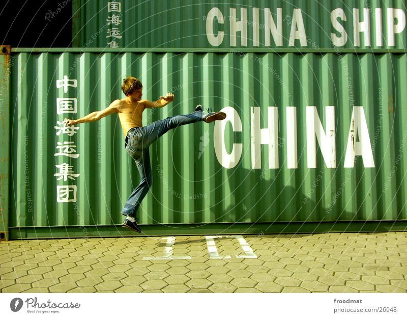 China #1 Kampfsport springen Aktion Sonntag Typographie Karate chinesische Kampfkunst Kick Fußtritt gefroren Extremsport Container Schönes Wetter Jeanshose
