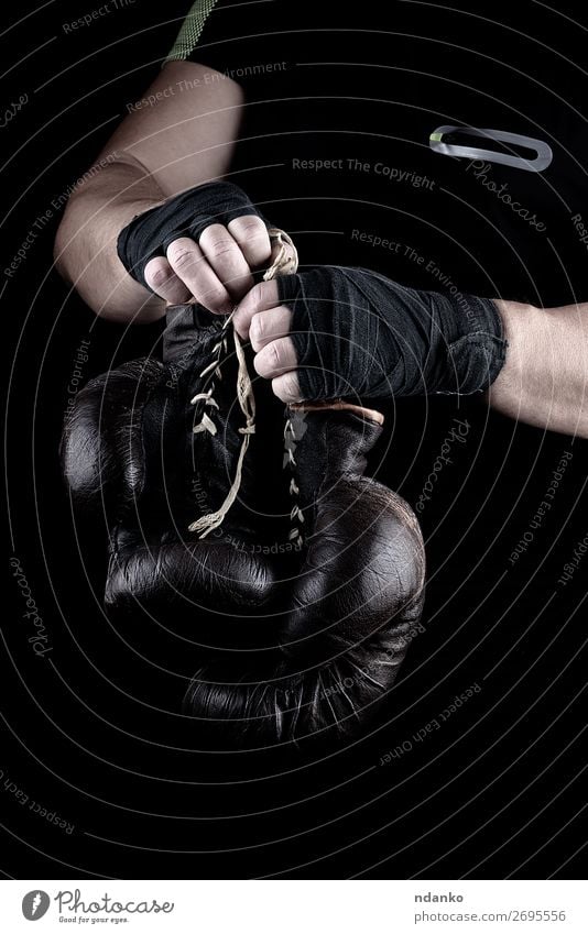 Paar sehr alte Boxhandschuhe in Männerhänden Lifestyle Körper Sport Leichtathletik Erfolg Mann Erwachsene Hand 1 Mensch 30-45 Jahre Leder Handschuhe Fitness