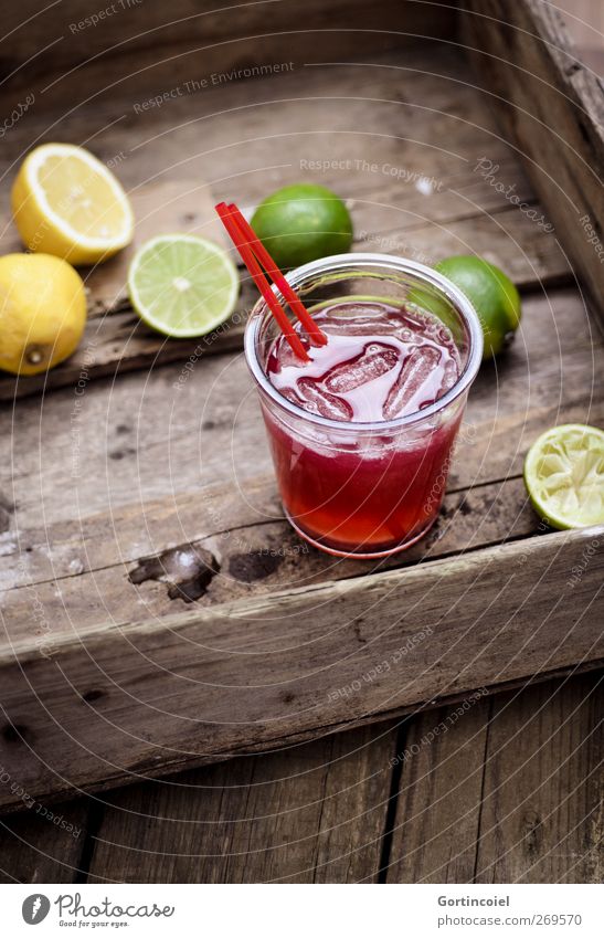 Cocktail Lebensmittel Frucht Getränk Erfrischungsgetränk Longdrink Glas Trinkhalm lecker Zitrone Limone Eiswürfel Holztisch Foodfotografie sommerlich