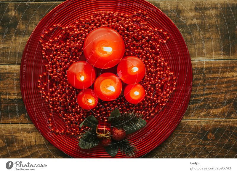 Beleuchtete Kerzen mit roten Perlen umrandet. Winter Dekoration & Verzierung Feste & Feiern Weihnachten & Advent Holz Ornament glänzend hell Religion & Glaube