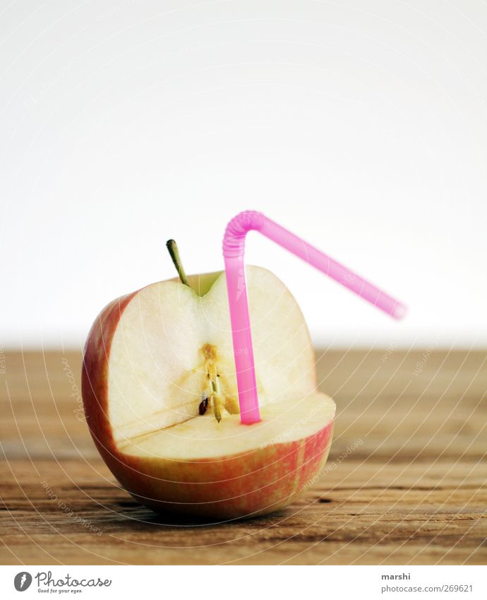 AppleJuice Lebensmittel Frucht Apfel Ernährung Getränk trinken Erfrischungsgetränk Saft süß grün rosa rot Apfelsaft Halm lustig Holztisch fruchtig Farbfoto