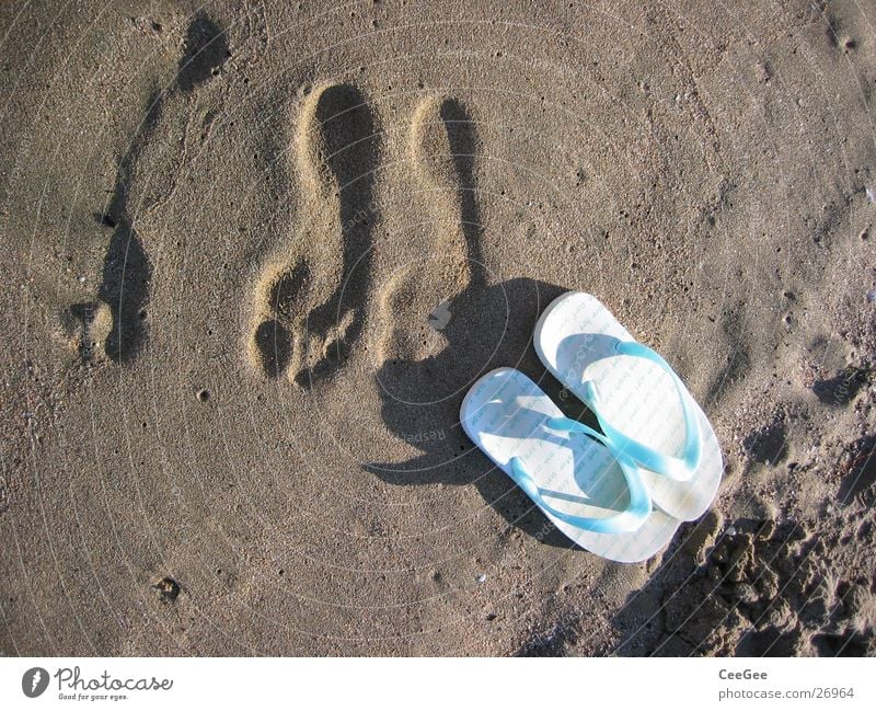 weg gegangen Flipflops Badelatschen Schuhe Strand Meer Fußspur nass feucht Freizeit & Hobby Sand Wasser Schatten Barfuß