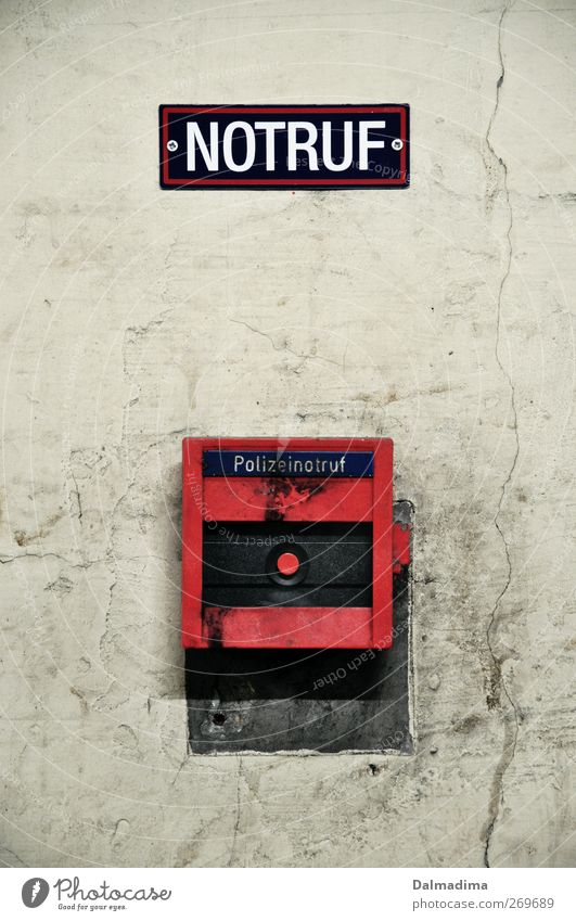 HILFE! Schalter Technik & Technologie Mauer Wand Beton Kunststoff Schilder & Markierungen Hinweisschild Warnschild dreckig Stadt rot Hilfsbereitschaft Angst