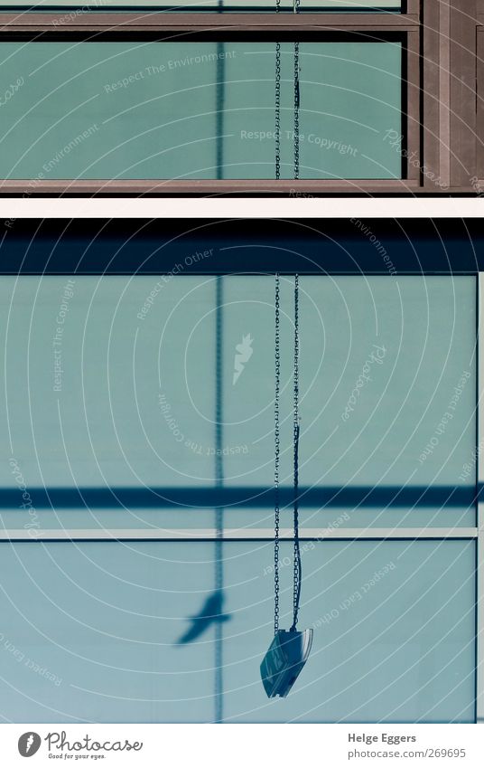 Exit Fassade ästhetisch Stadt blau grau driften Entscheidung Sinnbild vielschichtig Perspektive mehrfarbig Menschenleer Licht Schatten Kontrast