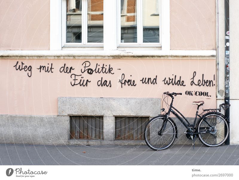 Gedankenspiele Basel Haus Fassade Fenster Kellerfenster Straße Wege & Pfade Bürgersteig Fahrrad Schriftzeichen Graffiti Zusammensein rebellisch Stadt
