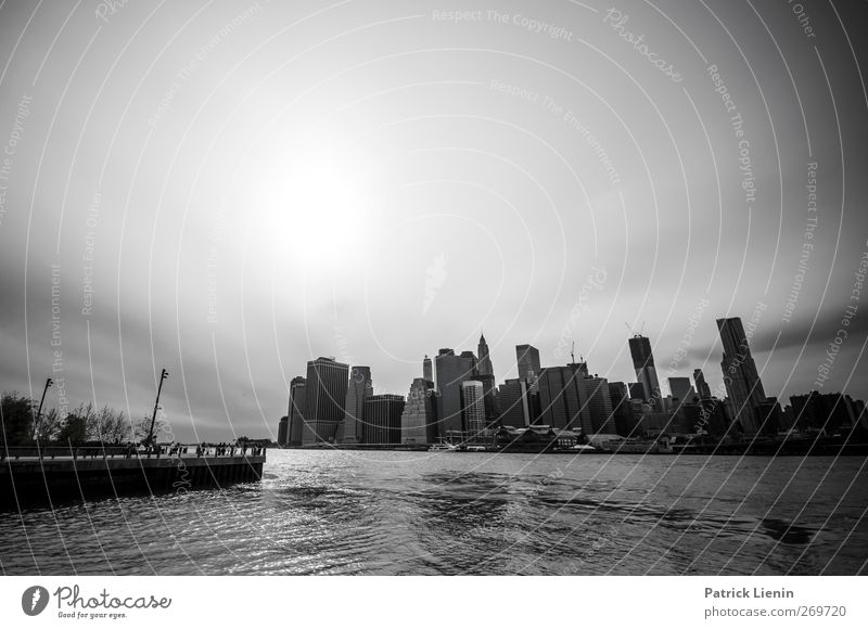 Manhattan Stadt Hafenstadt bevölkert Hochhaus Bauwerk Gebäude Architektur Sehenswürdigkeit Wahrzeichen dunkel einzigartig erleben Fortschritt Horizont