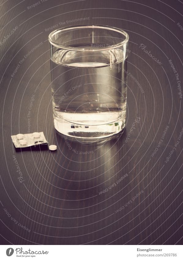 Pillenwasser Trinkwasser Glas Flüssigkeit hell kalt Sauberkeit Medikament Gesundheitswesen Wasserglas Packung Farbfoto Innenaufnahme Nahaufnahme Menschenleer