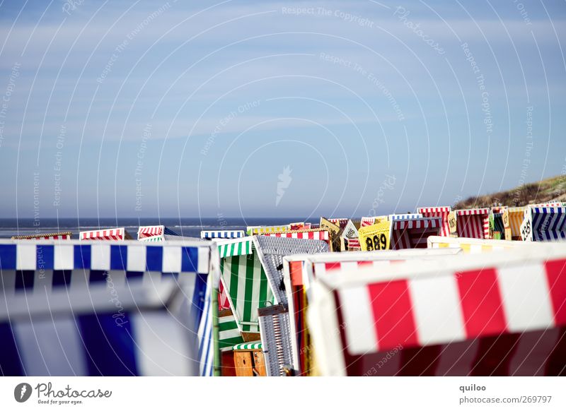Über den Dächern Ferien & Urlaub & Reisen Tourismus Sommer Sommerurlaub Sonne Strand Meer Insel Strandkorb Schwimmen & Baden Erholung oben blau mehrfarbig rot