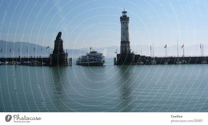 Bodenseeeinfahrt Lindau Wasserfahrzeug Leuchtturm Löwe Statue Mauer Anlegestelle Reflexion & Spiegelung fahren ankern See Europa Deutschland blau Hafen Insel