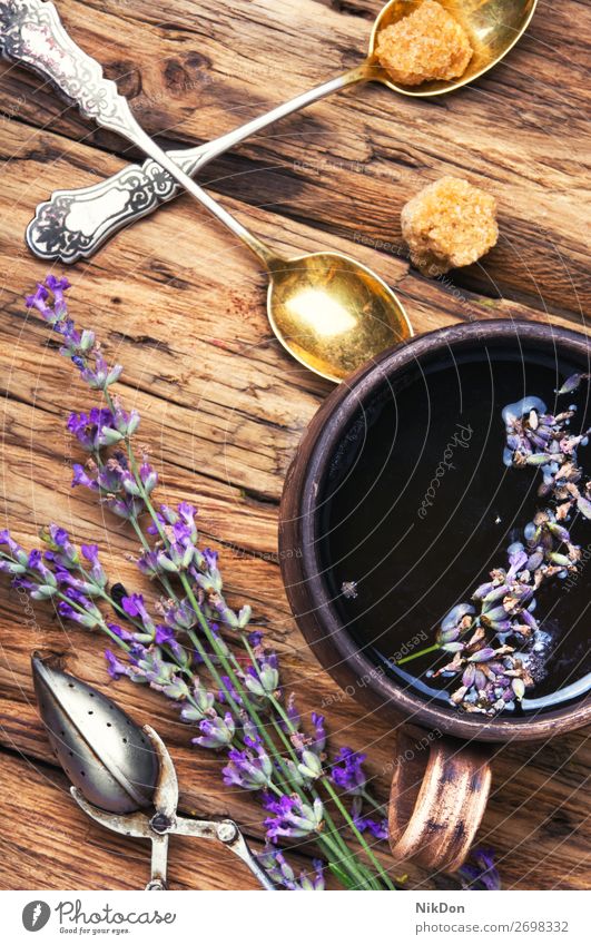 Tee mit Lavendel. Blume natürlich Kraut Kräuterbuch Tasse trinken Getränk Pflanze Medizin purpur aromatisch Pflege Heilung Löffel trocknen alternativ Kräutertee