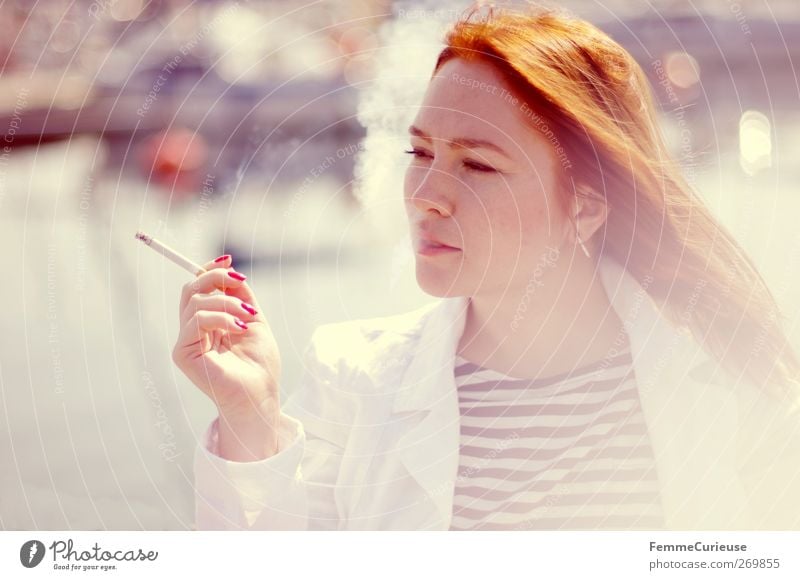 Rauchig. feminin Junge Frau Jugendliche Erwachsene Kopf Hand Finger 1 Mensch 18-30 Jahre Erholung Sucht rothaarig attraktiv Rauchen Zigarette Zigarettenrauch