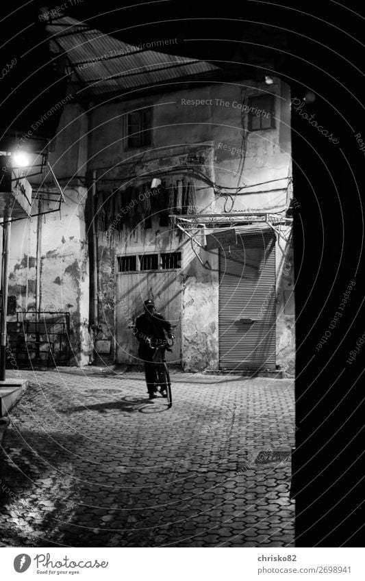 Radfahrer in Marrakesch Fahrradfahren Mann Erwachsene 1 Mensch Marroko Stadt Altstadt Verkehrsmittel Straße Bewegung dunkel Gelassenheit ruhig bescheiden