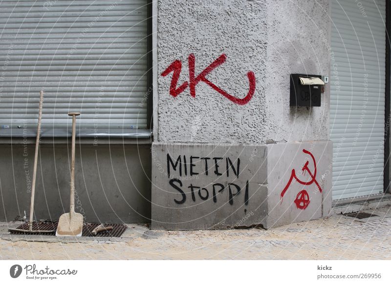 Mieten Stopp! Berlin Neukölln Deutschland Europa Stadt Stadtzentrum Haus Mauer Wand Fassade Tür Briefkasten rebellisch Tatkraft Solidarität trotzig