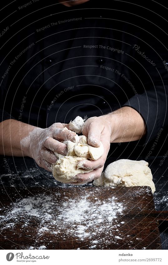 Bäckerknetmasse Weißweizenmehlteig Teigwaren Backwaren Brot Ernährung Tisch Küche Arbeit & Erwerbstätigkeit Koch Mensch Mann Erwachsene Hand Finger Holz machen