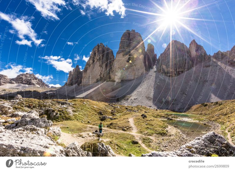 # 783 Drei Zinnen Dolomiten Sextener Dolomiten Weltkulturerbe Hochebene Farbfoto wandern Fußweg Gipfel Bergsteigen Alpen Berge u. Gebirge Schönes Wetter Wiese