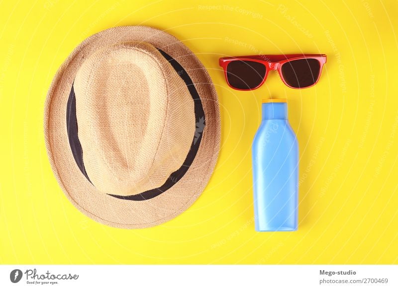 Draufsicht auf Sonnenbrille, Sonnenschutz und Hut Flasche Lifestyle Körper Haut Creme Erholung Ferien & Urlaub & Reisen Tourismus Sommer Sonnenbad Strand Meer