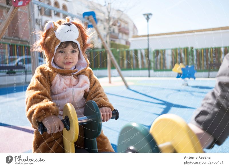 Kleines Kind mit Bär oder Löwe Kostüm Freude Glück Spielen Winter Halloween Kindergarten Mensch Baby Junge Mann Erwachsene Park Spielplatz Lächeln klein