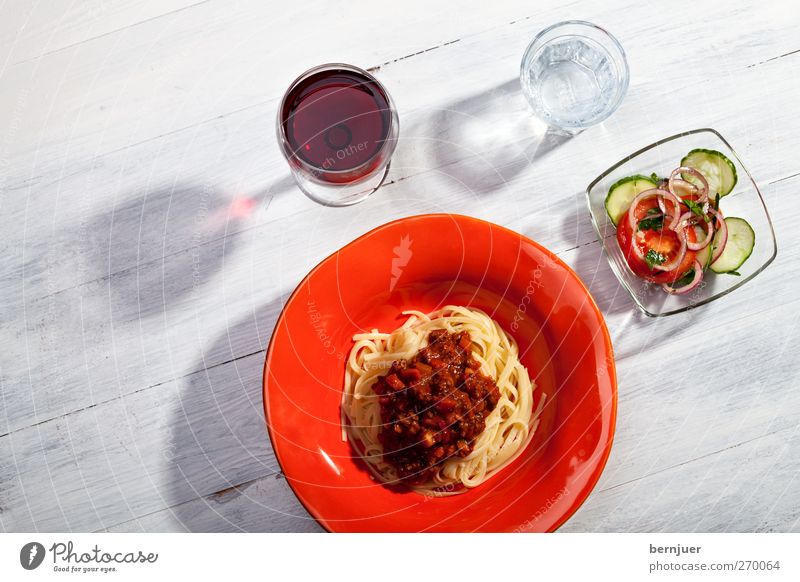 soulfood Lebensmittel Salat Salatbeilage Teigwaren Backwaren Ernährung Italienische Küche Wein Teller Glas rot weiß Spaghetti Nudeln nudel Rotwein Gurkenscheibe
