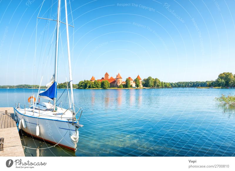 Trakai Burg am See mit Yacht Lifestyle schön Ferien & Urlaub & Reisen Tourismus Ausflug Abenteuer Freiheit Sightseeing Städtereise Sommer Sommerurlaub Insel