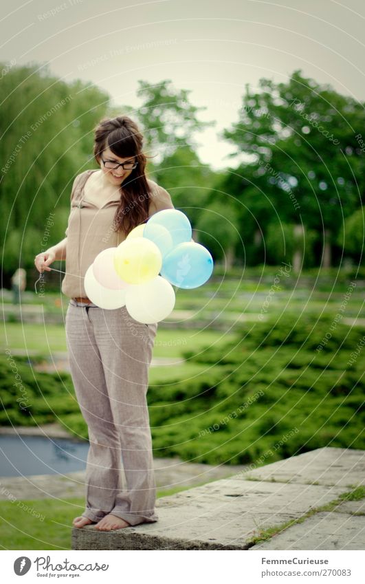 Aufgepustet. Sommer feminin Junge Frau Jugendliche Erwachsene 1 Mensch 18-30 Jahre Freizeit & Hobby Freude Geburtstag Vorbereitung blasen Luftballon Blick