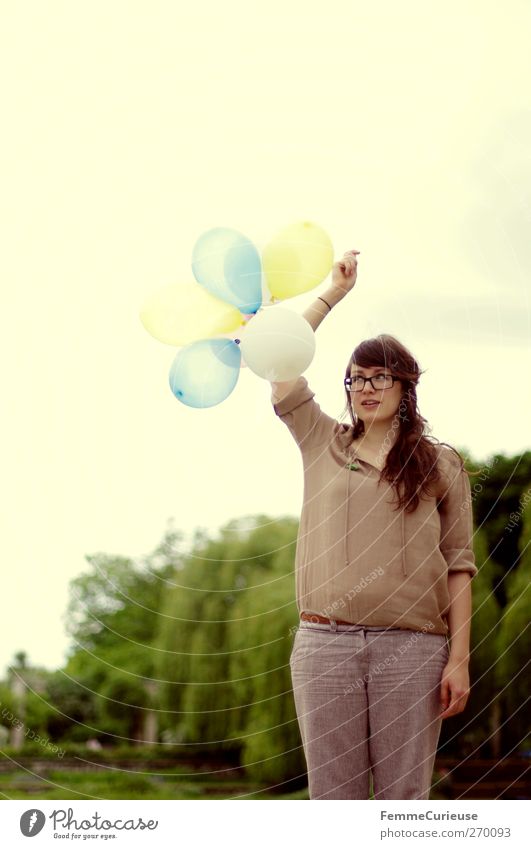 Hochgehalten. feminin Junge Frau Jugendliche Erwachsene 1 Mensch 18-30 Jahre Freiheit Freizeit & Hobby Freude fliegen blasen Luftballon hochhalten festhalten