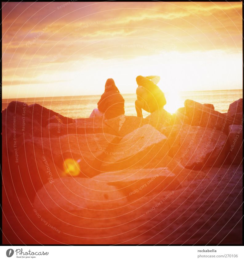 Hiddensee | Zwei Personen auf Felsgruppe am Meer androgyn 2 Mensch Umwelt Natur Landschaft Schönes Wetter Zufriedenheit Sehnsucht Fernweh Mittelformat Farbfoto