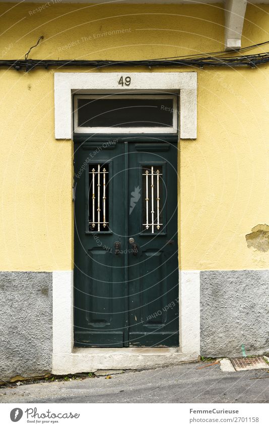Door in Portugal Haus Ferien & Urlaub & Reisen Häusliches Leben Reisefotografie Tür Lissabon mehrfarbig grün gelb Farbfoto Außenaufnahme Zentralperspektive