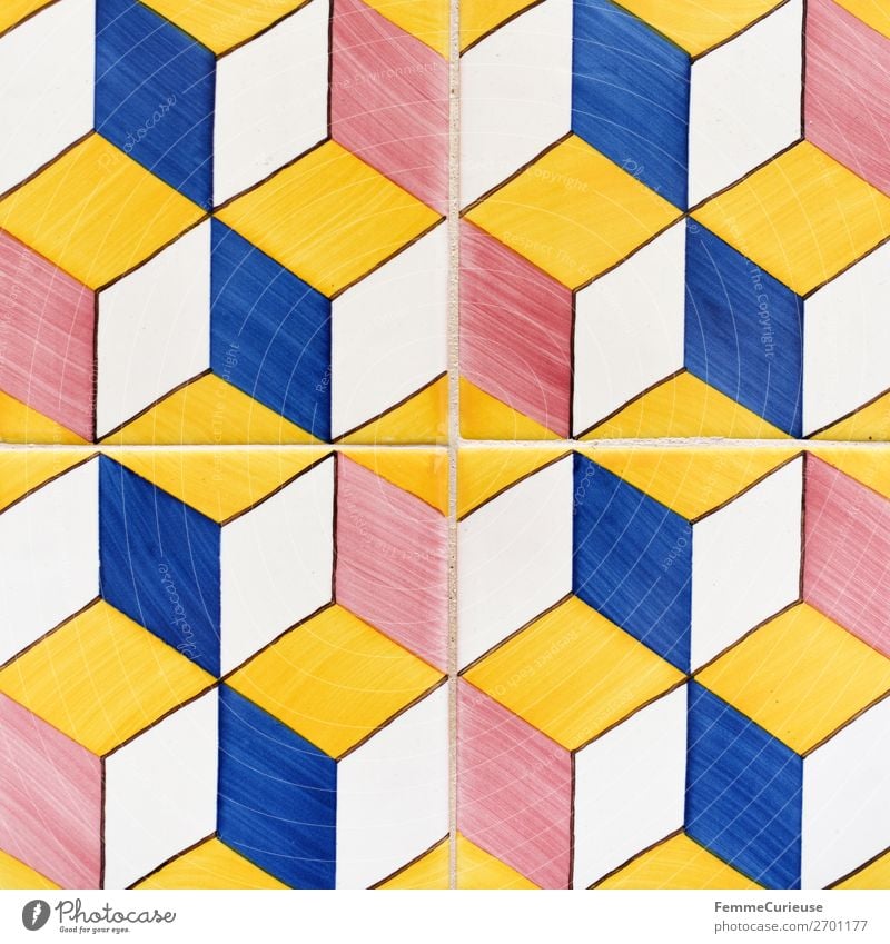 Colored wall tiles in Portugal Haus blau mehrfarbig gelb rot weiß Fliesen u. Kacheln Lissabon Quader Quadrat Symmetrie Design Muster Geometrie Kunst Farbfoto