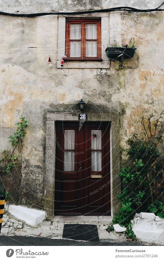 Door in Portugal Haus Ferien & Urlaub & Reisen Häusliches Leben Reisefotografie Fassade alt Fenster Gardine Putz Putzfassade Farbfoto Außenaufnahme
