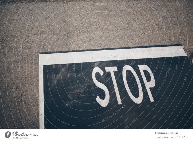 STOP mark on pedestrian path Verkehr Verkehrswege Zeichen Schriftzeichen Schilder & Markierungen Hinweisschild Warnschild Verkehrszeichen Kommunizieren
