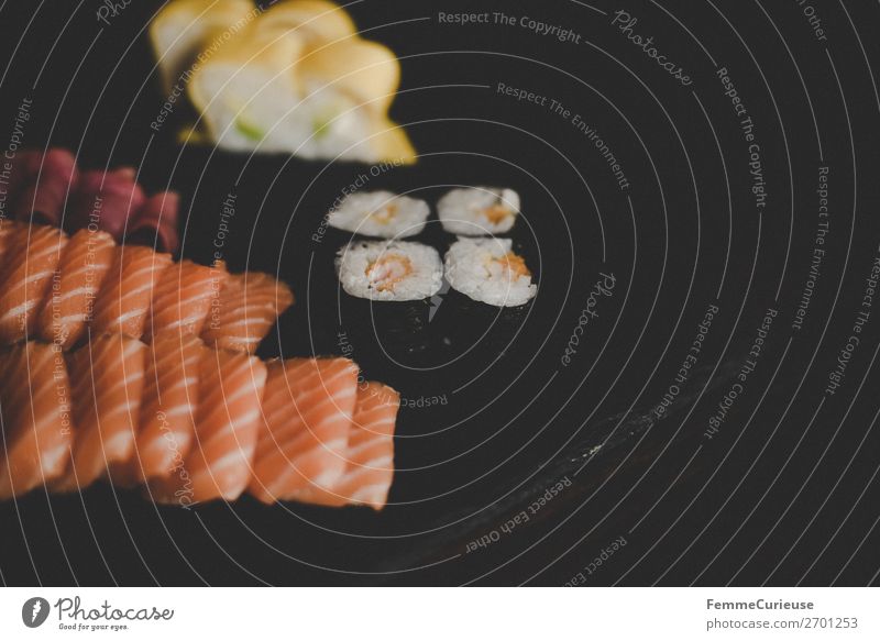 Sushi on black slate plate Lebensmittel Ernährung Mittagessen Büffet Brunch Bioprodukte genießen Lachsfilet Reis Farbfoto Innenaufnahme Textfreiraum rechts