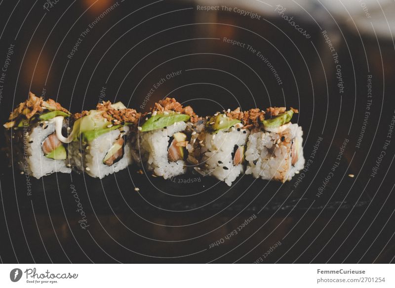 Sushi on black slate plate Lebensmittel Ernährung Mittagessen Büffet Brunch Bioprodukte genießen Lachsfilet Avocado Röstzwiebeln Gesunde Ernährung Schiefer