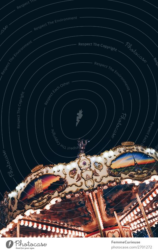 Illuminated carousel Freizeit & Hobby Bewegung Jahrmarkt Karussell drehen Beleuchtung Lampe mehrfarbig Nacht Nachthimmel Glühbirne Farbfoto Außenaufnahme