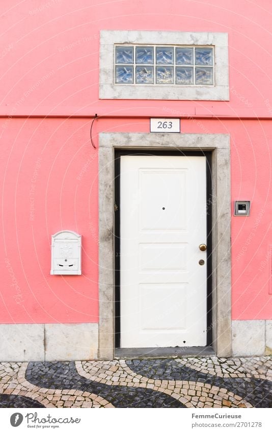 Door in Portugal Haus Ferien & Urlaub & Reisen Häusliches Leben Reisefotografie Tür Pflastersteine mehrfarbig weiß rosa Briefkasten Farbfoto Außenaufnahme