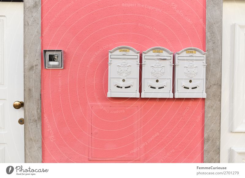 Mailboxes on colourful house wall in Portugal Stadt Häusliches Leben Briefkasten rosa weiß Fassade mehrfarbig Wohnhaus 3 Farbfoto Außenaufnahme Tag