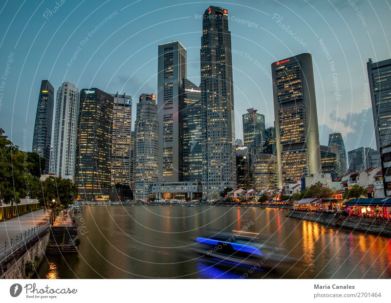 Cae la noche in Singapur Singapore Asien Stadt Hauptstadt Hafenstadt Stadtzentrum Gebäude Architektur Binnenschifffahrt Bootsfahrt Wasserfahrzeug bauen Skyline