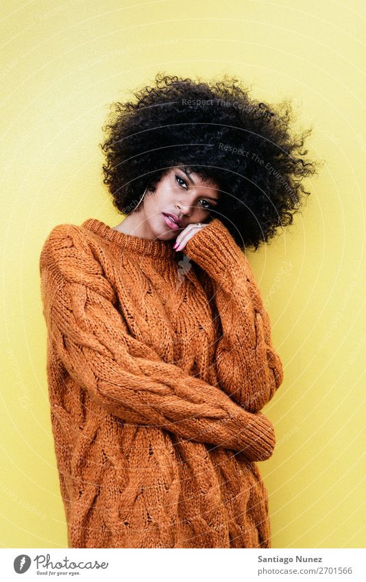 Porträt einer attraktiven Afro-Frau schwarz Afro-Look Afrikanisch Mensch Jugendliche Lifestyle niedlich schön modern Mode 1 Junge Frau Farbfoto Stil