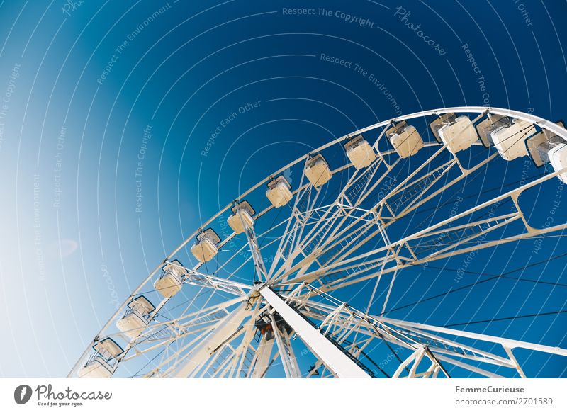 Ferris wheel in front of blue sky Hafenstadt Bewegung Cascais Riesenrad Portugal Blauer Himmel Jahrmarkt Sonnenstrahlen Urlaubsstimmung blau weiß Farbfoto