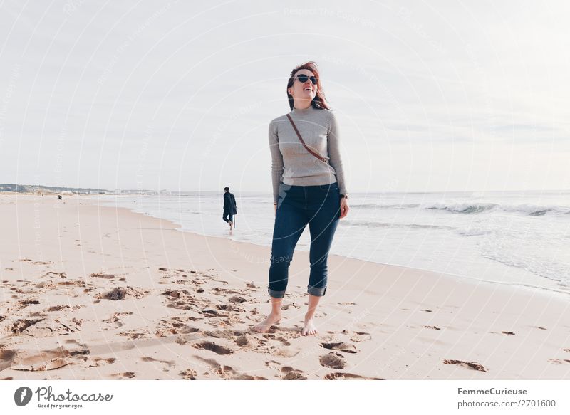 Woman on the Atlantic in Portugal in December feminin Frau Erwachsene 1 Mensch 18-30 Jahre Jugendliche 30-45 Jahre Winter Erholung erleben Atlantik Strand