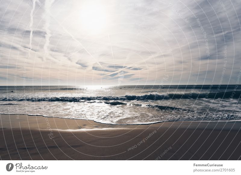 The Atlantic Ocean Natur Ferien & Urlaub & Reisen Atlantik Meer Wasser Wellengang Kondensstreifen Himmel Horizont Sandstrand Portugal Sonnenstrahlen Farbfoto