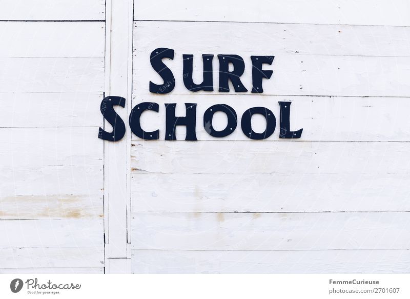 Letters "SURF SCHOOL" on a house wall Haus Bewegung Surfschule Surfen Surfer lernen Berufsausbildung Erwachsenenbildung Portugal Buchstaben Werbung Holzhaus